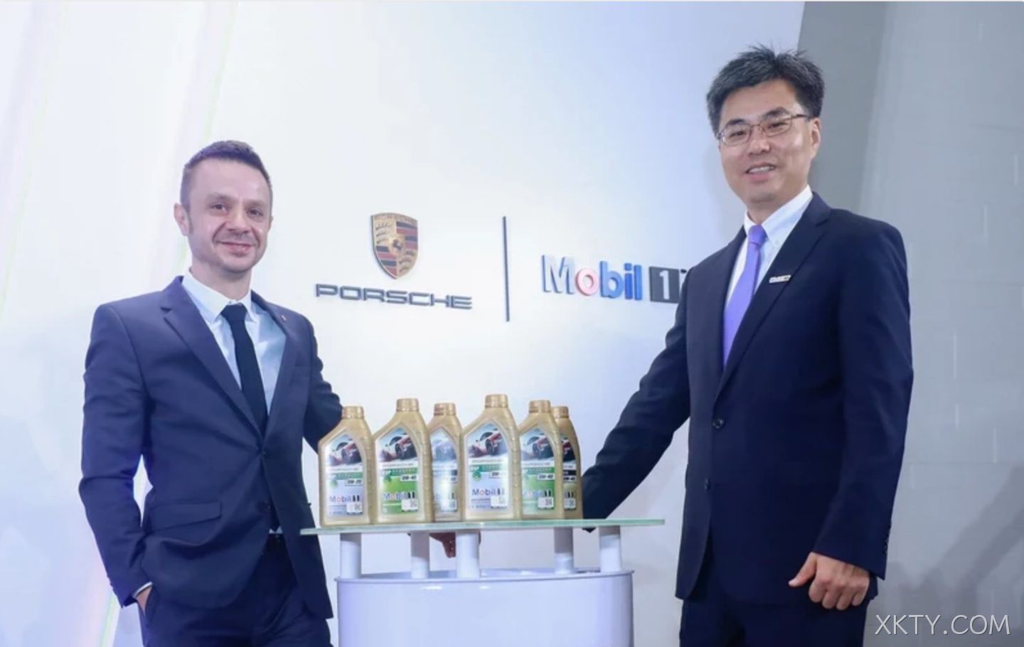 保时捷与埃克森美孚高层共同发布全新保时捷美孚1号™联合品牌机油